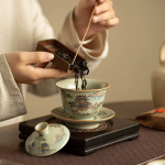 Gaiwan aus Keramik und Teekanne mit Landschaftsmotiv