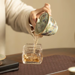 Gaiwan aus Keramik und Teekanne mit Landschaftsmotiv