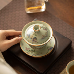 Gaiwan aus Keramik und Teekanne mit Landschaftsmotiv