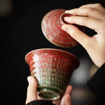 Gaiwan aus Porzellan in Granatrot