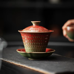 Gaiwan aus Porzellan in Granatrot