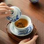 Gaiwan aus Porzellan mit Bergmotiv