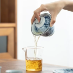 Gaiwan aus Porzellan mit blau-weißem Dekor