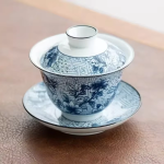 Gaiwan aus Porzellan mit blau-weißem Dekor — Blau und Grau, Blumen und geometrische Muster