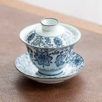 Gaiwan aus Porzellan mit blau-weißem Dekor — Blau und Grau, Blumen und Rankenornamente