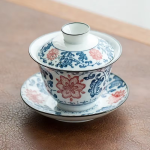 Gaiwan aus Porzellan mit blau-weißem Dekor — Blau und Rosa, Blumen und Rankenornamente