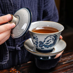 Gaiwan aus Porzellan mit blauem Dekor