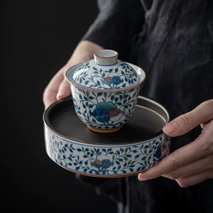 Gaiwan aus Porzellan mit Blumen oder Fruchtdekor