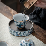 Gaiwan aus Porzellan mit Blumen oder Fruchtdekor