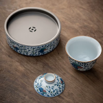 Gaiwan aus Porzellan mit Blumen oder Fruchtdekor