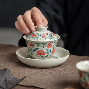 Gaiwan aus Porzellan mit Blumenmotiv