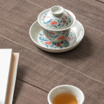 Gaiwan aus Porzellan mit Blumenmotiv