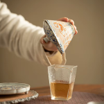 Gaiwan aus Porzellan mit Dekor