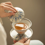 Gaiwan aus Porzellan mit Dekor
