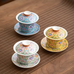 Gaiwan aus Porzellan mit Emailldekor und Deckel