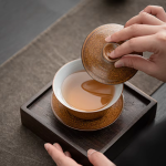 Gaiwan aus Porzellan mit goldener Glasur