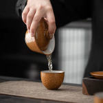 Gaiwan aus Porzellan mit goldener Glasur