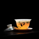 Gaiwan aus Porzellan mit handgemaltem Pandamotiv