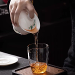 Gaiwan aus Porzellan mit handgemaltem Pandamotiv
