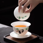 Gaiwan aus Porzellan mit handgemaltem Pandamotiv