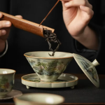 Gaiwan aus Porzellan mit Landschaftsdekor