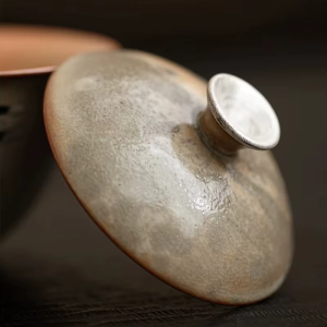 Gaiwan aus Porzellan mit laufender schwarzer Katze