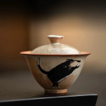 Gaiwan aus Porzellan mit laufender schwarzer Katze