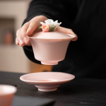 Gaiwan aus Porzellan mit Reliefblüte