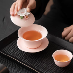 Gaiwan aus Porzellan mit Reliefblüte
