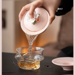 Gaiwan aus Porzellan mit Reliefblüte