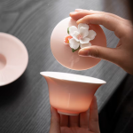 Gaiwan aus Porzellan mit Reliefblüte