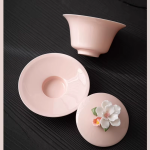 Gaiwan aus Porzellan mit Reliefblüte