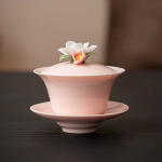 Gaiwan aus Porzellan mit Reliefblüte