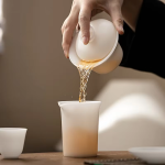 Gaiwan aus weißem Porzellan mit Untertasse
