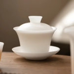 Gaiwan aus weißem Porzellan mit Untertasse