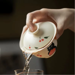 Gaiwan mit Katzenmotiv und Kirschdekor aus Keramik
