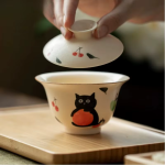 Gaiwan mit Katzenmotiv und Kirschdekor aus Keramik