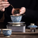 Gaiwan-Teekanne aus blau-weißem Porzellan