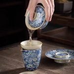 Gaiwan-Teekanne aus blau-weißem Porzellan