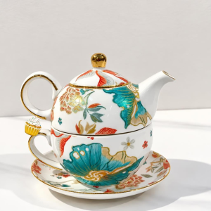 Geblümte Teekanne mit Tasse aus Porzellan