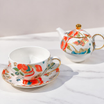Geblümte Teekanne mit Tasse aus Porzellan