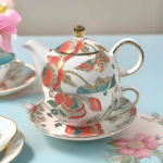 Geblümte Teekanne mit Tasse aus Porzellan