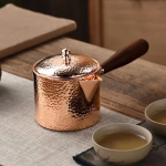 Gehämmerte Kupferteekanne mit Holzgriff