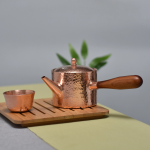 Gehämmerte Kupferteekanne mit Holzgriff