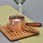 Gehämmerte Kupferteekanne mit Holzgriff — Kännchen mit schmalem Ausguss
