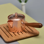 Gehämmerte Kupferteekanne mit Holzgriff — Kännchen mit weitem Ausguss