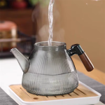 Geriffelte Glasteekanne aus Borosilikatglas