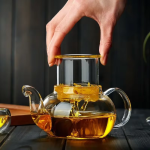 Glasteekanne mit Sieb aus Borosilikatglas