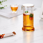 Glasteekanne mit Sieb und Fruchtdekor