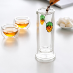 Glasteekanne mit Sieb und Fruchtdekor